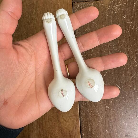 Vintage JAPAN White‎ Porcelain Spoon Gold Floral Accent Salt and pepper Shakers - Picture 7 of 9